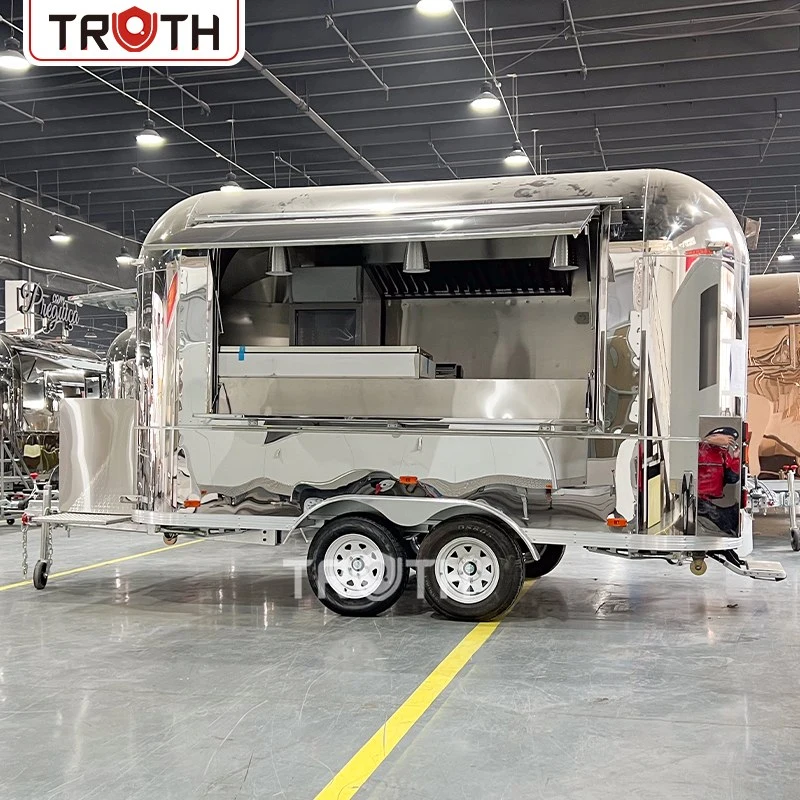 Food truck w stylu Airstream we Francji: przyczepa do fast foodów ze stali nierdzewnej zbudowana z myślą o stylu i obsłudze